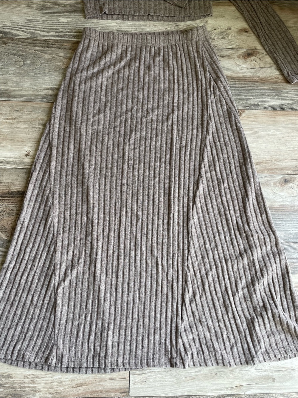 ⭐️3 for $13⭐️
Ribbed Knit Two-Piece Skirt Set in Taupe - Picture 3 of 3